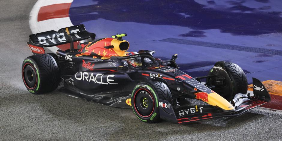 El Red Bull de Checo Pérez durante el Gran Premio de Singapur de F1.