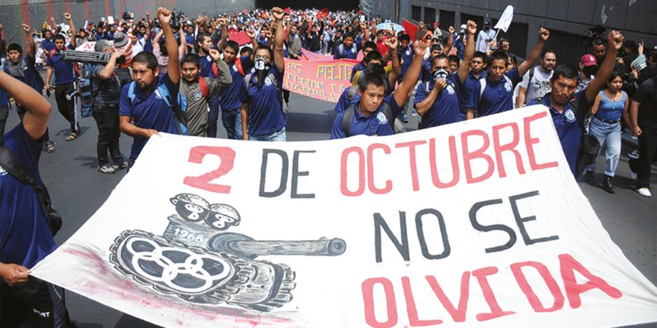 Normalistas marcharon ayer por la conmemoración del 54 aniversario de la matanza de estudiantes del 2 de octubre de 1968, en Tlatelolco.