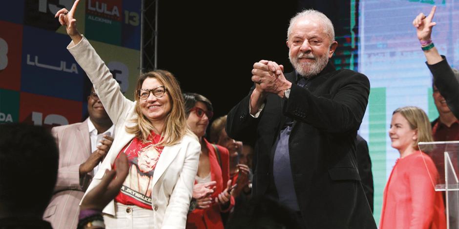 El exmandatario Lula da Silva celebra el triunfo, ayer, que lo lleva a una segunda votación.