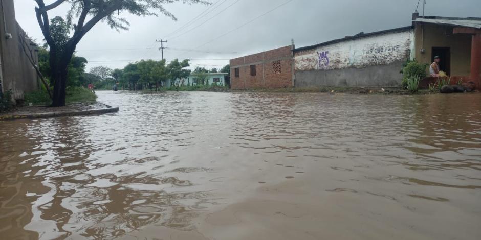 Varias calles de Escuinapa quedaron inundadas tras el paso del meteoro, ayer.