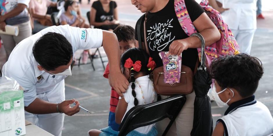 Menores de 5 a 11 años reciben su vacuna contra el Covid-19 en Cancún, ayer.