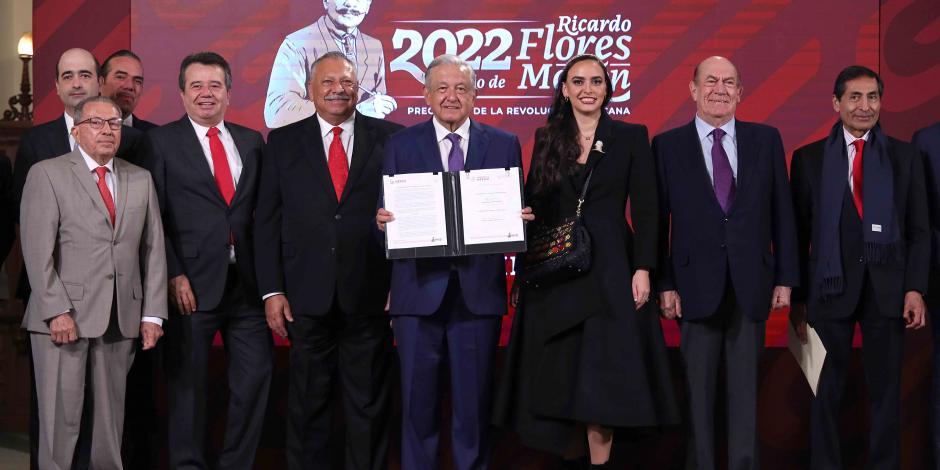 El Presidente López Obrador (centro), durante la firma del acuerdo con un grupo de empresarios y el titular de la SHCP (primero de der. a izq.), ayer.