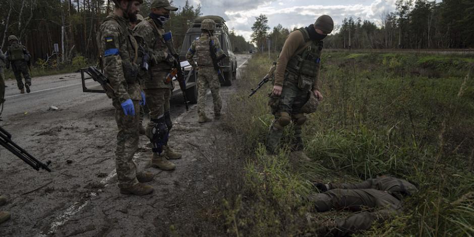 Militares ucranianos recorren la zona recuperada de Liman en busca de víctimas o cadáveres, ayer.