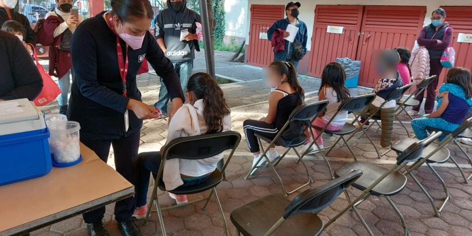 Menores de 5 a 11 años, en la jornada de vacunación contra Covid, en Xochimilco, ayer.