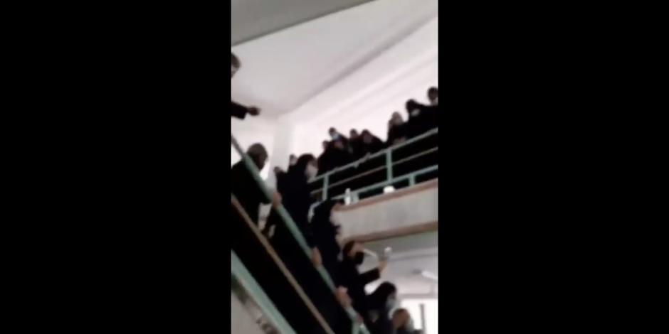 Estudiantes de secundaria gritan consignas contra el régimen de Raisi, ayer.