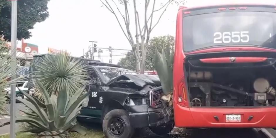 Un choque entre Metrobús, un auto y una patrulla ocurrió la mañana de este 5 de octubre entre Eje 3 Oriente y Tepetlapa.  