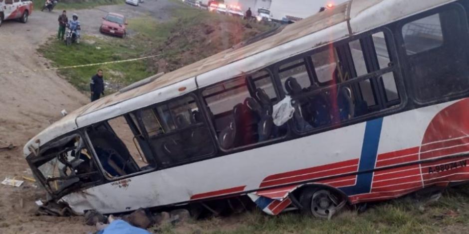 Choque entre autobús y tráiler en la México-Veracruz deja una mujer muerta y al menos 10 personas heridas