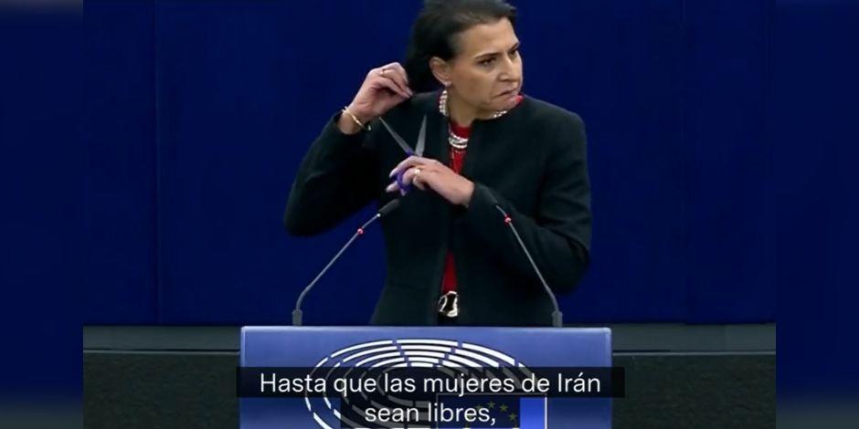 Legisladora se corta el cabello en Parlamento Europeo en apoyo a mujeres iraníes.