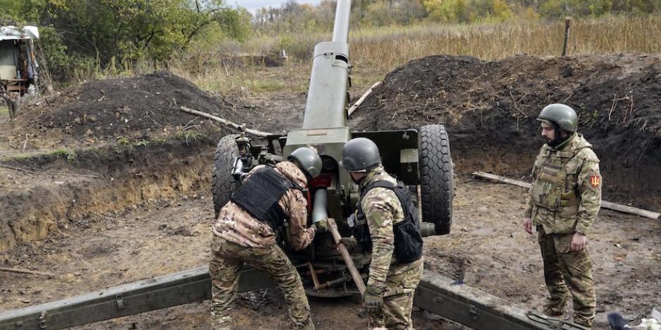 Soldados ucranianos lanzan un ataque contra líneas enemigas en Járkov, ayer.