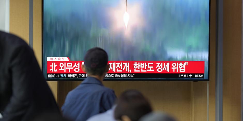 En la imagen, un canal de noticias en estación del tren en Seúl.