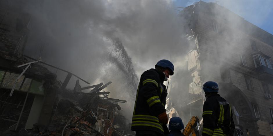 Rescatistas buscan a sobrevivientes tras el derrumbe de dos inmuebles residenciales en Zaporiyia, ayer.