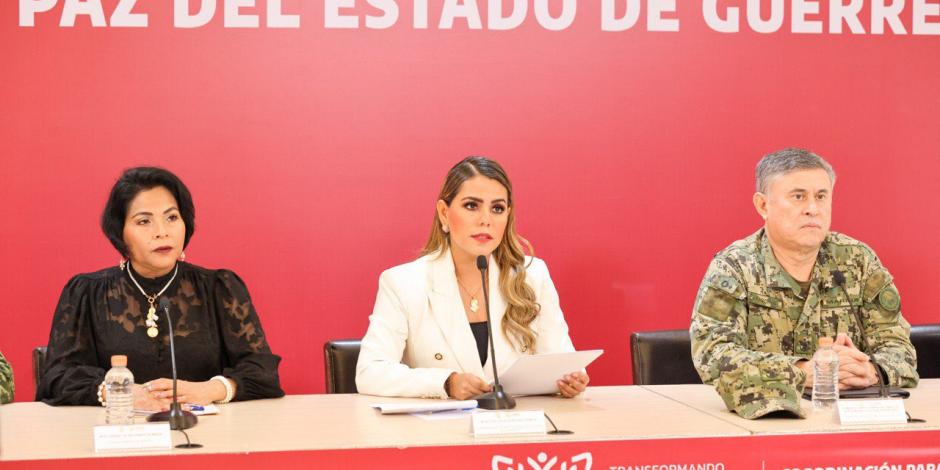 La gobernadora de Guerrero (centro), ayer durante su mensaje.