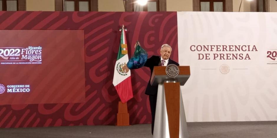 Andrés Manuel López Obrador tras recibir el regalo.