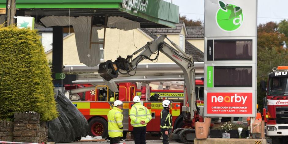Los servicios de emergencia acudieron al lugar de la explosión, en una estación de servicio en el pueblo de Creeslough, condado de Donegal.