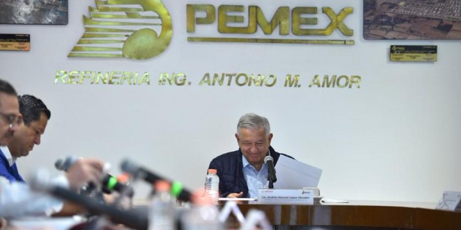 El Presidente Andrés Manuel López Obrador durante su visita a la refinería de Salamanca, en Guanajuato, este sábado 8 de octubre