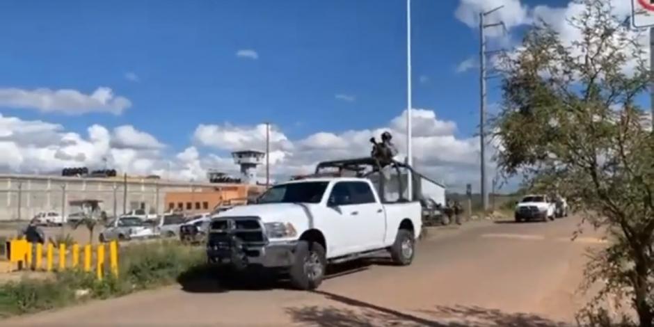 Autoridades de los tres niveles de gobierno realizan un operativo por tierra y aire para dar con los presos fugados de penal de Cieneguillas, Zacatecas