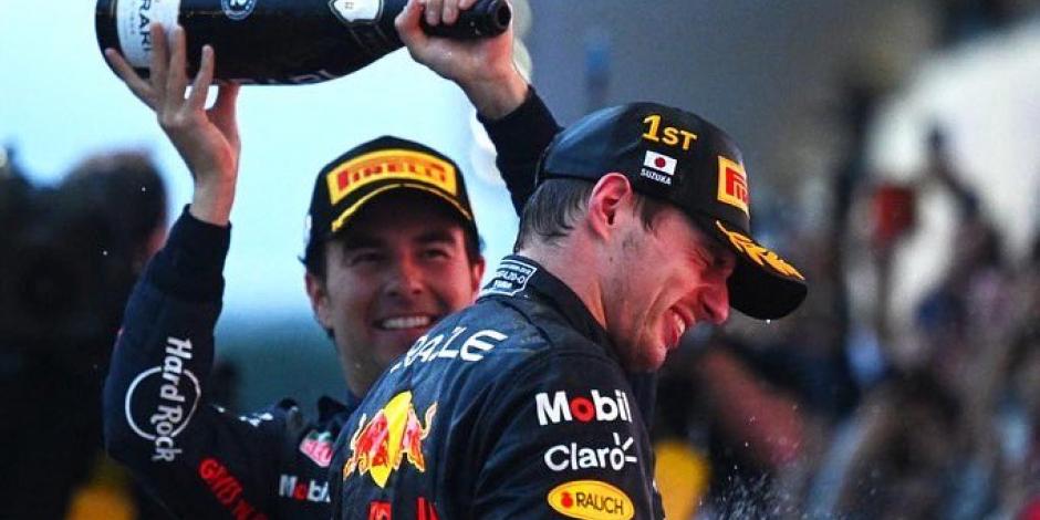 Checo Pérez y Max Verstappen celebran su podio en el Gran Premio de Japón de F1.