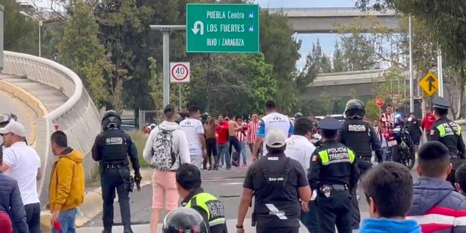 Aficionados de Puebla y Chivas se enfrascan en brutal batalla campal a las afueras del estadio
