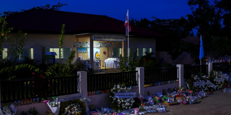 Las flores se ven frente a la guardería que fue escenario de un tiroteo masivo en la ciudad de Uthai Sawan, en la provincia de Nong Bua Lam Phu, Tailandia, el 9 de octubre de 2022.