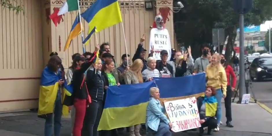 Ucranianos protestan en la embajada de Rusia en México; realizan pintas y lanzan consignas
