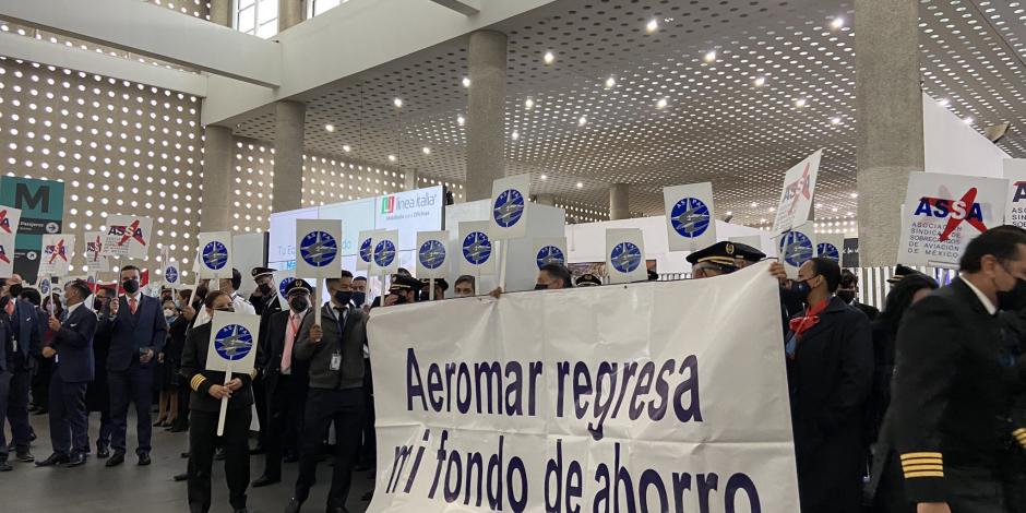 Pilotos, sobrecargos y trabajadores realizan manifestación en la Terminal 2 del Aeropuerto capitalino, ayer.