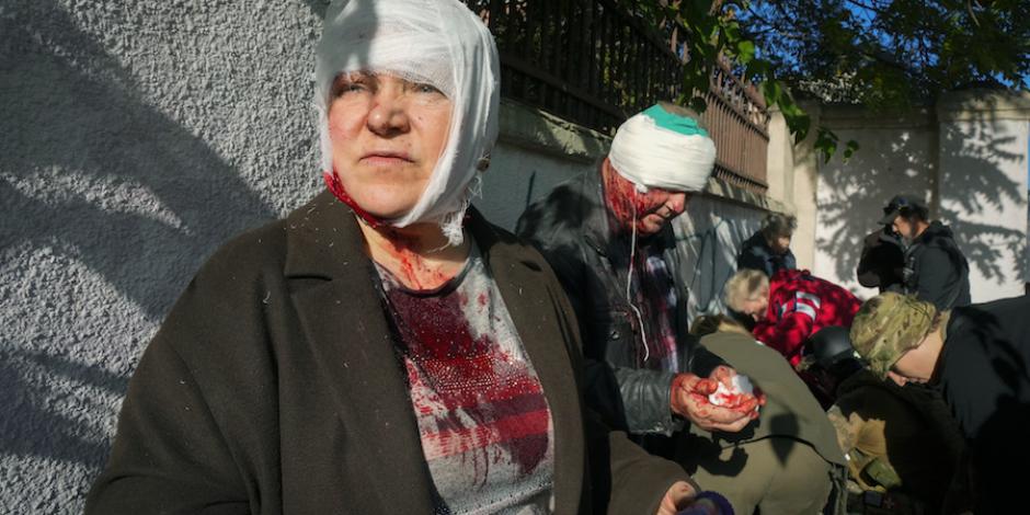 Habitantes de Kiev reciben atención médica tras ataque ruso, ayer.