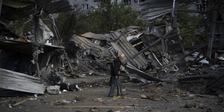 Tras los ataques a Zaporiyia, un concesionario de autos quedó destruido.