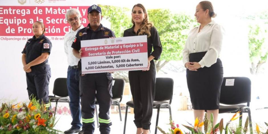 Evelyn Salgado entrega más de 4 mdp en equipo y material a la Secretaría de Protección Civil de Guerrero.