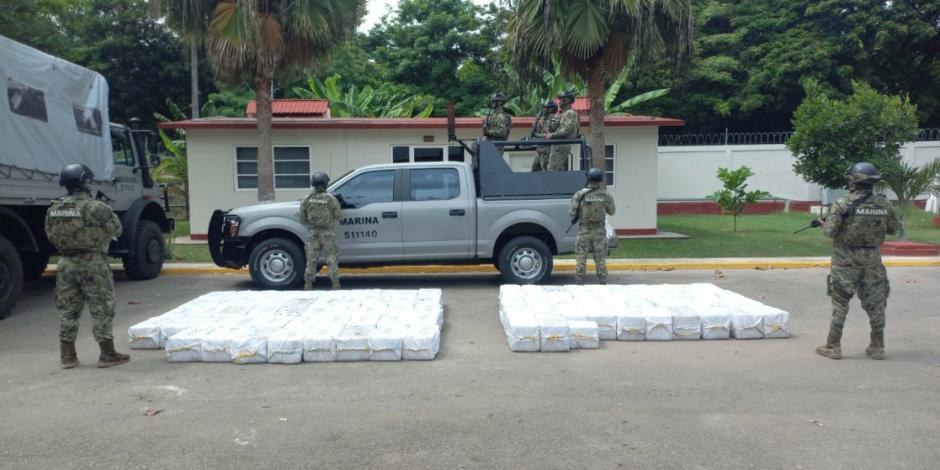 Marina decomisa mil 800 kilos de posible cocaína en Quintana Roo.