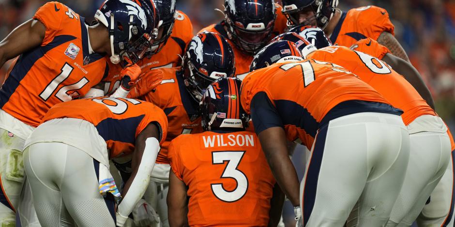 El quarterback Russell Wilson (3) da indicaciones a los Denver Broncos, durante el parido de la NFL ante los Indianapolis Colts.
