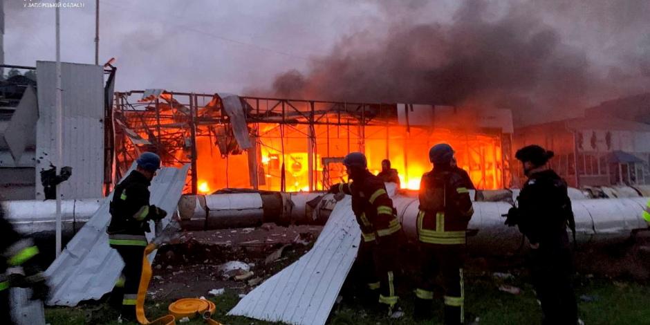 Equipos de emergencia trabajan para sofocar las llamas en un edificio golpeado por un misil, ayer.