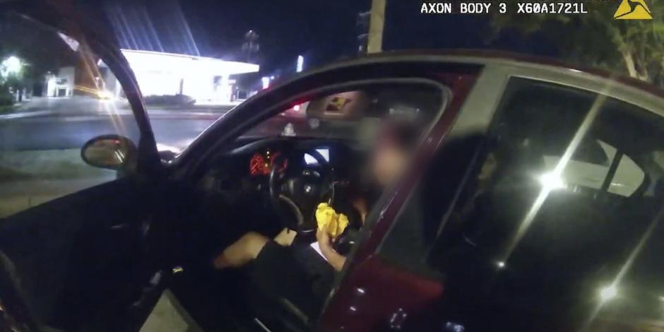 Policía de EU dispara a joven de 17 años mientras comía una hamburguesa en Texas.