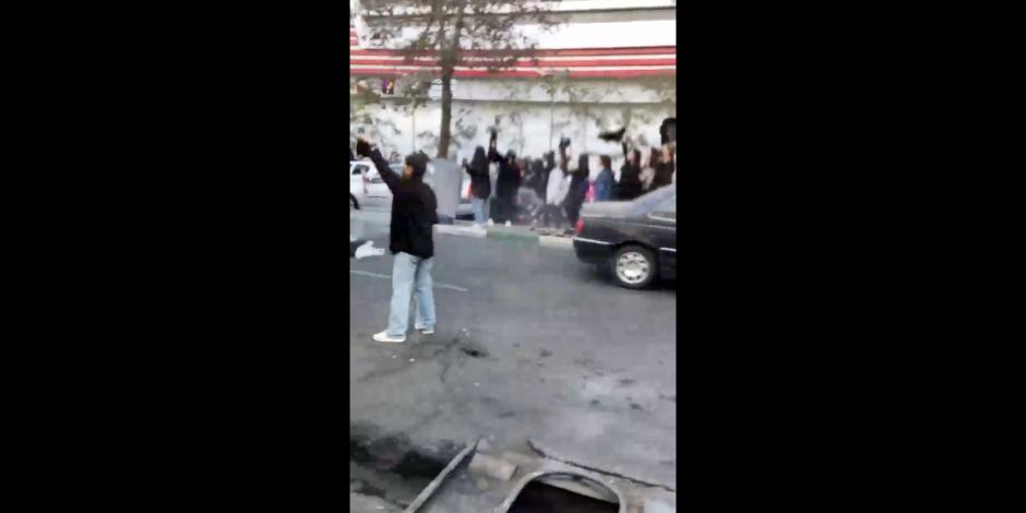 Mujeres protestan sin hiyab en calles de Teherán, ayer.
