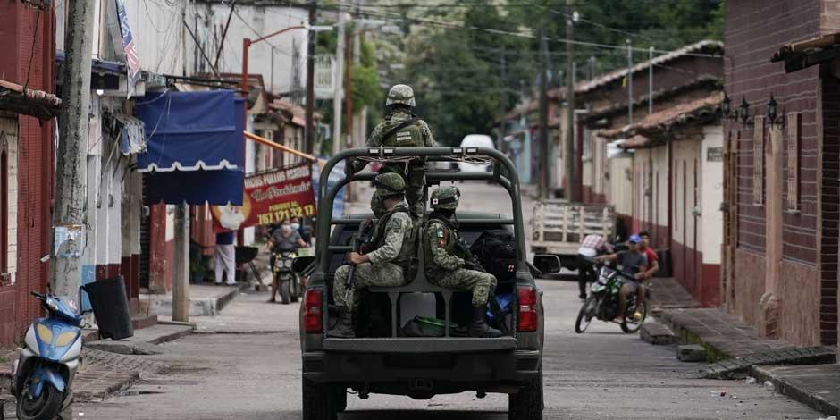 Soldados patrullan después de un ataque que dejó 20 personas muertas en San Miguel Totolapan, el 6 de octubre de 2022