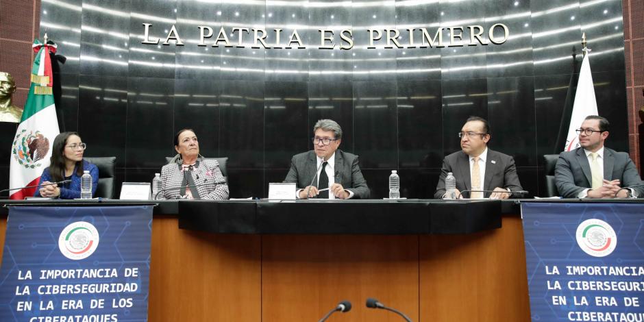 El presidente de la Jucopo, Ricardo Monreal (centro), el martes, en un foro sobre seguridad informática.