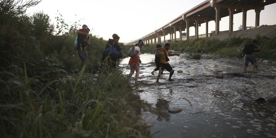 Un grupo de venezolanos cruza el Río Bravo desde Ciudad Juárez hacia la orilla  estadounidense para entregarse a la patrulla fronteriza, ayer.