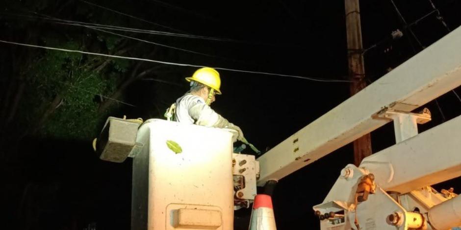 CFE restablece servicio eléctrico de usuarios afectados en Campeche y Tabasco por la Tormenta Tropical "Karl".