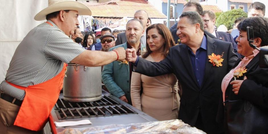 El gobernador Julio Menchaca saluda a un productor de pastes durante la inauguración del Festival Internacional del Paste 2022