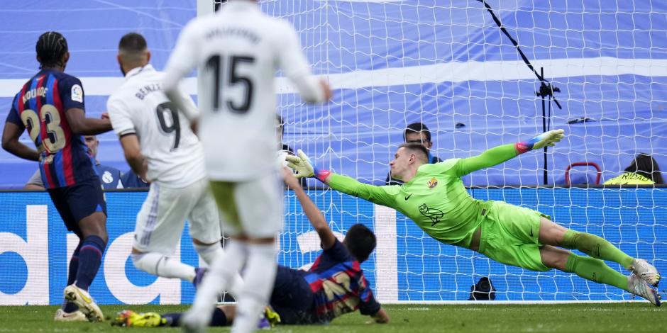 El árbitro le anuló un gol a Karim Benzema en el segundo tiempo del Real Madrid vs Barcelona por fuera de lugar.