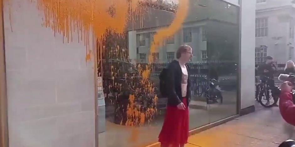 Activistas de Just Stop Oil lanzan pintura contra sala de exposiciones.