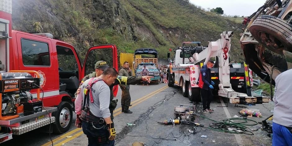 Bomberos y paramédicos de Colombia laboraron por nueve horas para retirar el autobús, que se volcó en una carretera del departamento de Nariño