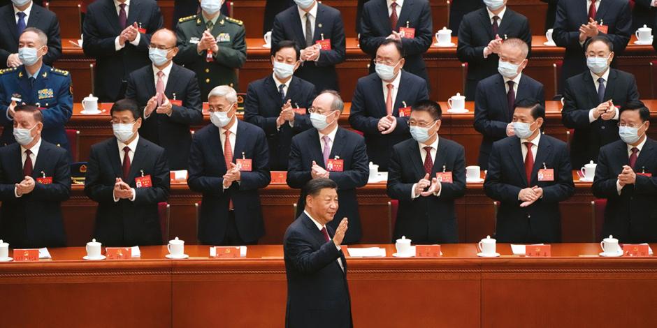 Xi Jinping saluda a simpatizantes en el Gran Salón del Pueblo abarrotado, ayer.