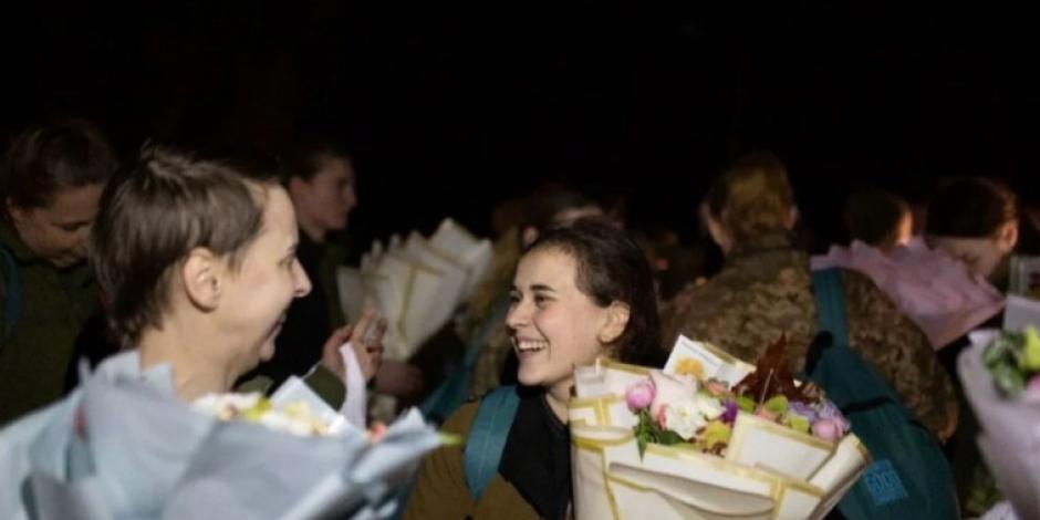 En nuevo intercambio de guerra, Rusia libera a 108 mujeres ucranianas