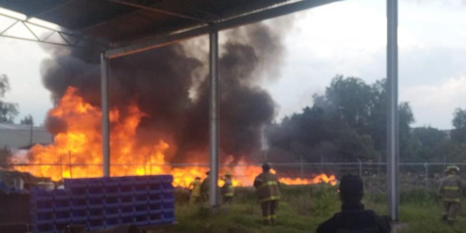 Incendio consume predio de desechos industriales en los límites de Tultitlán y Cuautitlán, municipios del Estado de México.