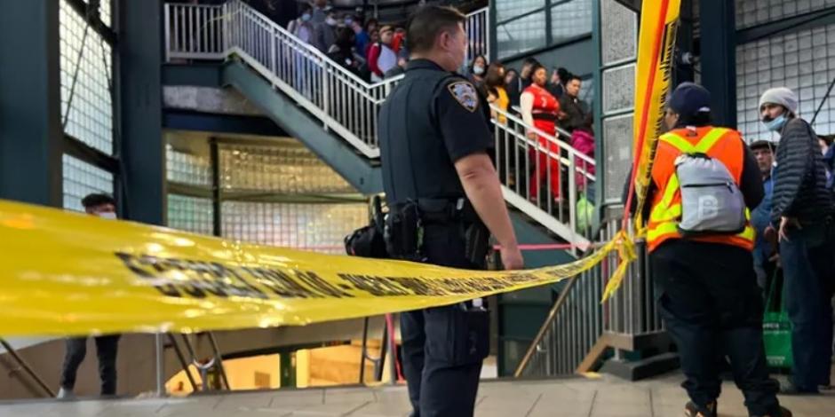 Hombre muere al ser atropellado por tren en el Metro de Nueva York tras riña provocada, presuntamente, por un celular.