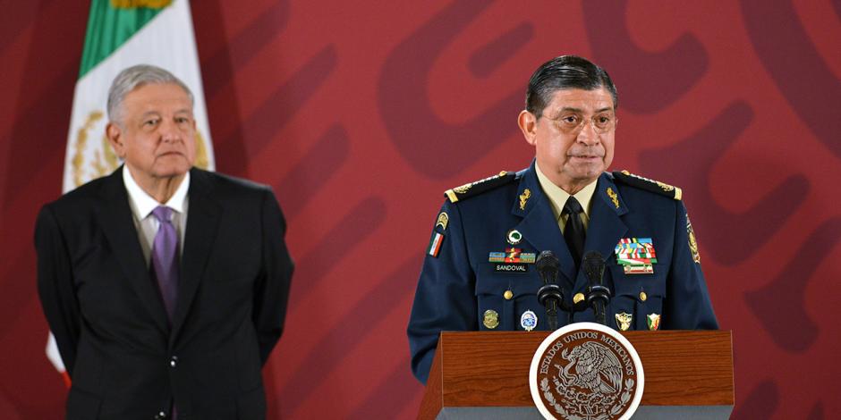 El Presidente López Obrador reiteró que solo "los conservadores" dan importancia al tema del hackeo a la Sedena.