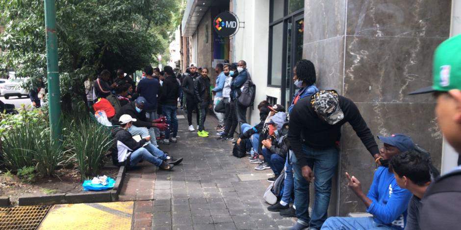 Migrantes venezolanos desean hacer el trámite para quedarse de forma lega en México. 