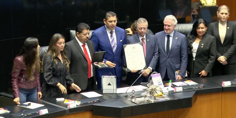 Senado de la República entregó la Medalla de Honor "Belisario Domínguez" a personal de la salud.