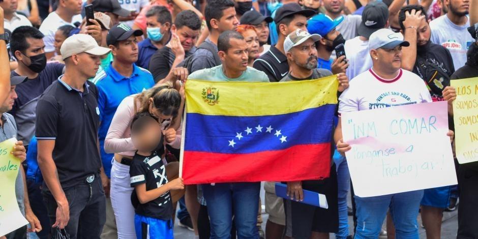 Gobierno de la CDMX apoya a migrantes venezolanos en traslado a albergues.