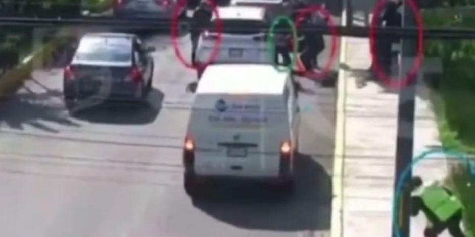Policía de CDMX baja de su bici y frustra asalto; enfrenta a ladrones a balazos (VIDEO).